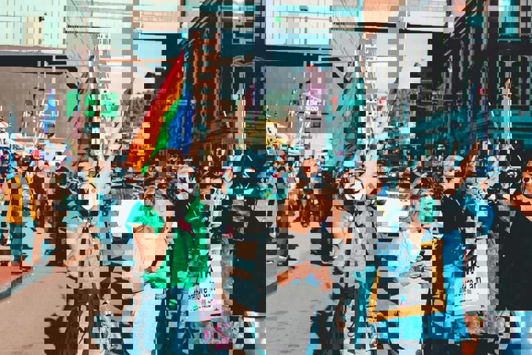 Moradores pressionam pelo fim da cobrança de taxa extra para serviços públicos essenciais