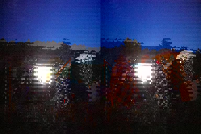 Festival de cinema ao ar livre atrai multidões com sessões gratuitas sob as estrelas